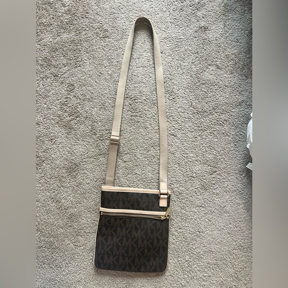 Micheal Kors cross body purse - Picture 5 of 6